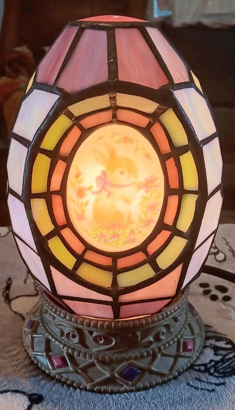Vintage Cheyenne Slag Stained Glass Easter Bunny Rabbit Egg Table Lamp Very Nice